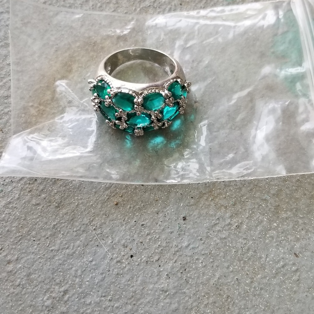 Emerald gemstone cluster ring size 7